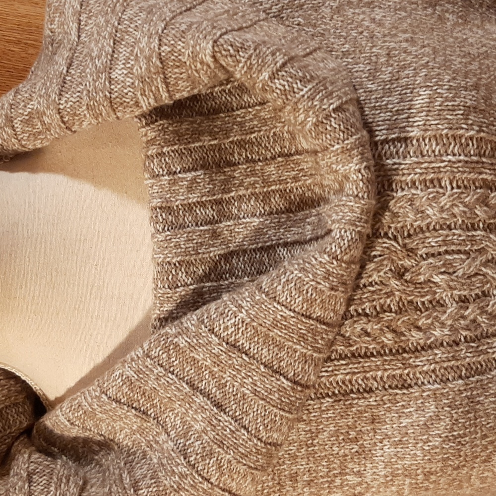 New York & Company Tan and White Short-Sleeved Turtleneck Sweater (M) - Picture 2 of 8
